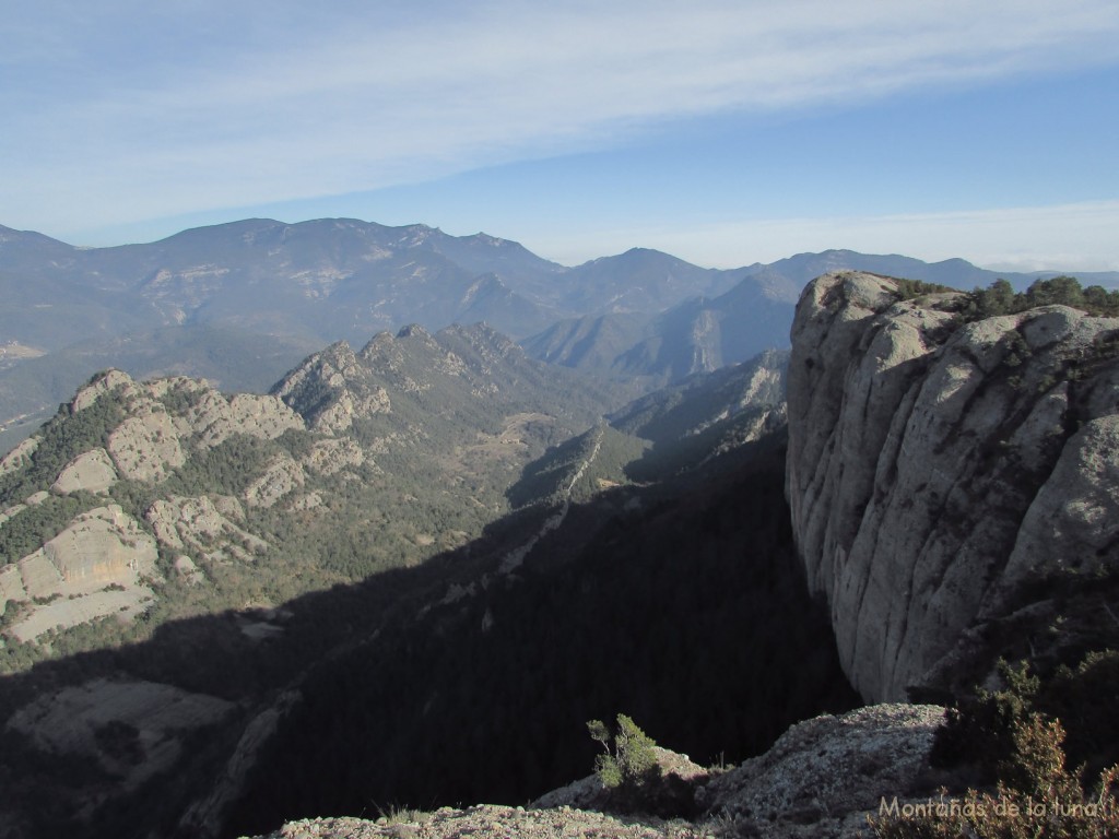 Cima del Serrat de la Llebre, 1.521 mts. A la derecha su antecima, abajo la Serra de Valielles y detrás Rasos de Peguera